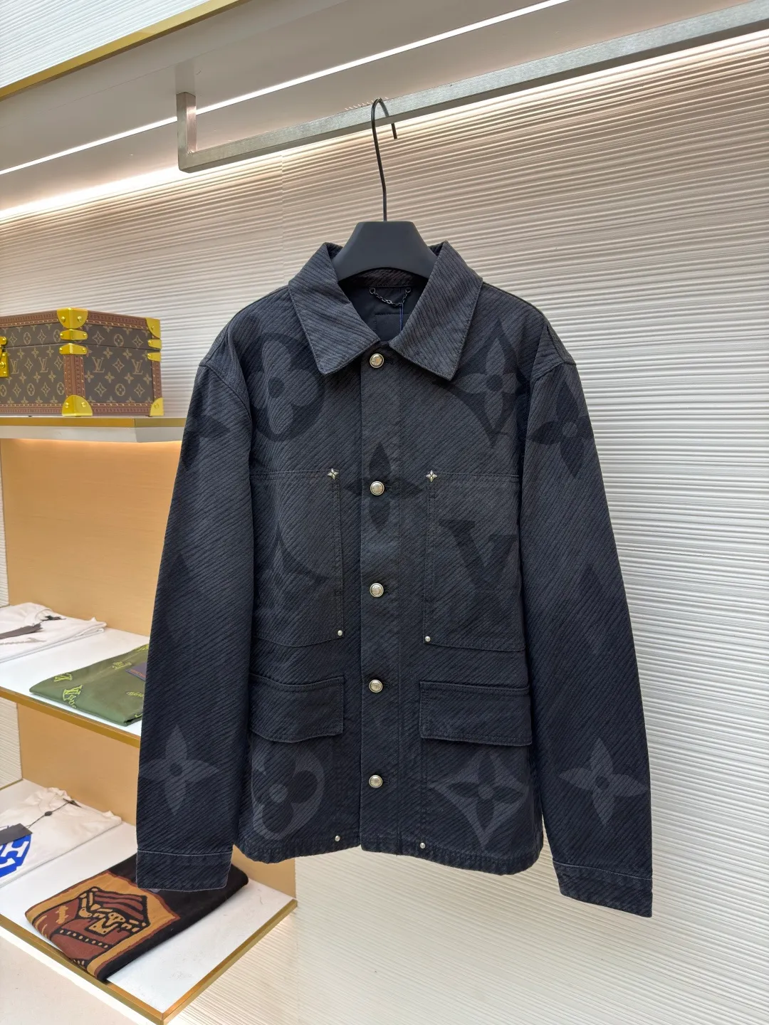 LOUIS VUITTON gradient letter denim jacket ●Authentic product: purchased and developed by 25248 ●Item number: 1680831-B95 ●Fabric: denim fabric ●Technology: Tie-dye process ●Version: fitted version ●Weight: about 1185 grams ●Size: 46-48-50-52 ●Description: The tie-dye process interprets the dreamlike colors of the Northern Lights. It is not only fashionable and versatile, but also enhances the aura and becomes the focus of attention. It can be matched with the same style to create a fashionable look and control various occasions.